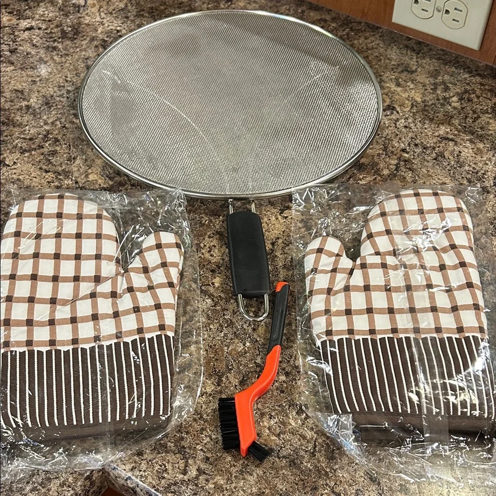NWT Oven Mitts Set Brown & White Checkered w/Splatter Screen and Cleaning Brush - Picture 1 of 6